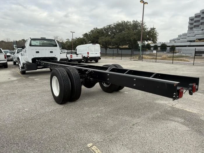 2027 Ford F-750 — photo 4