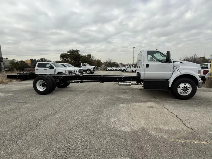 2027 Ford F-750 — photo 7