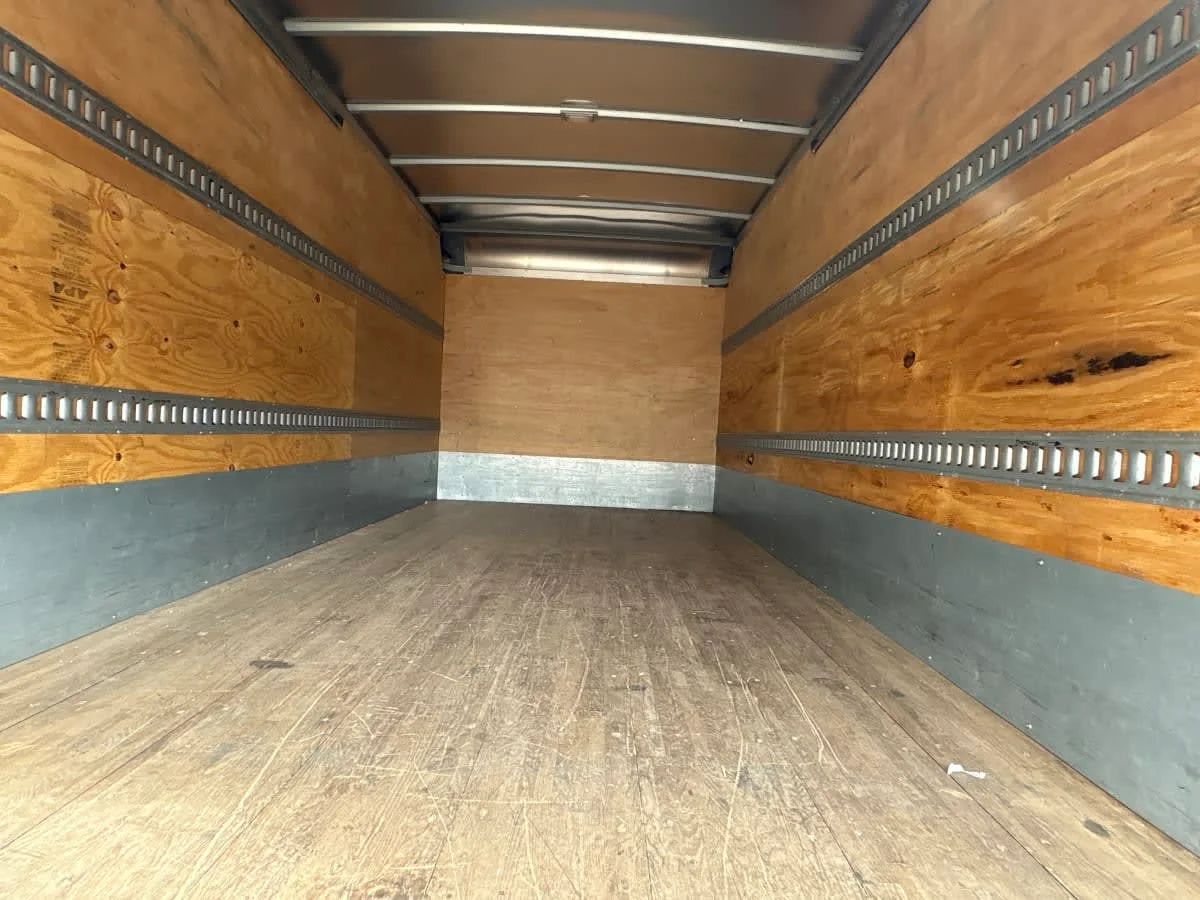 2018 Isuzu NPR - image 8