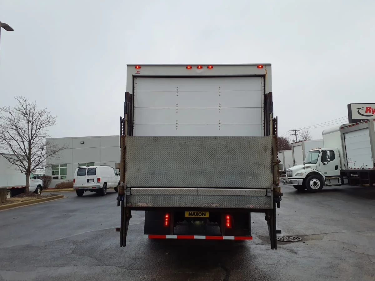 2016 Hino 338 - image 5