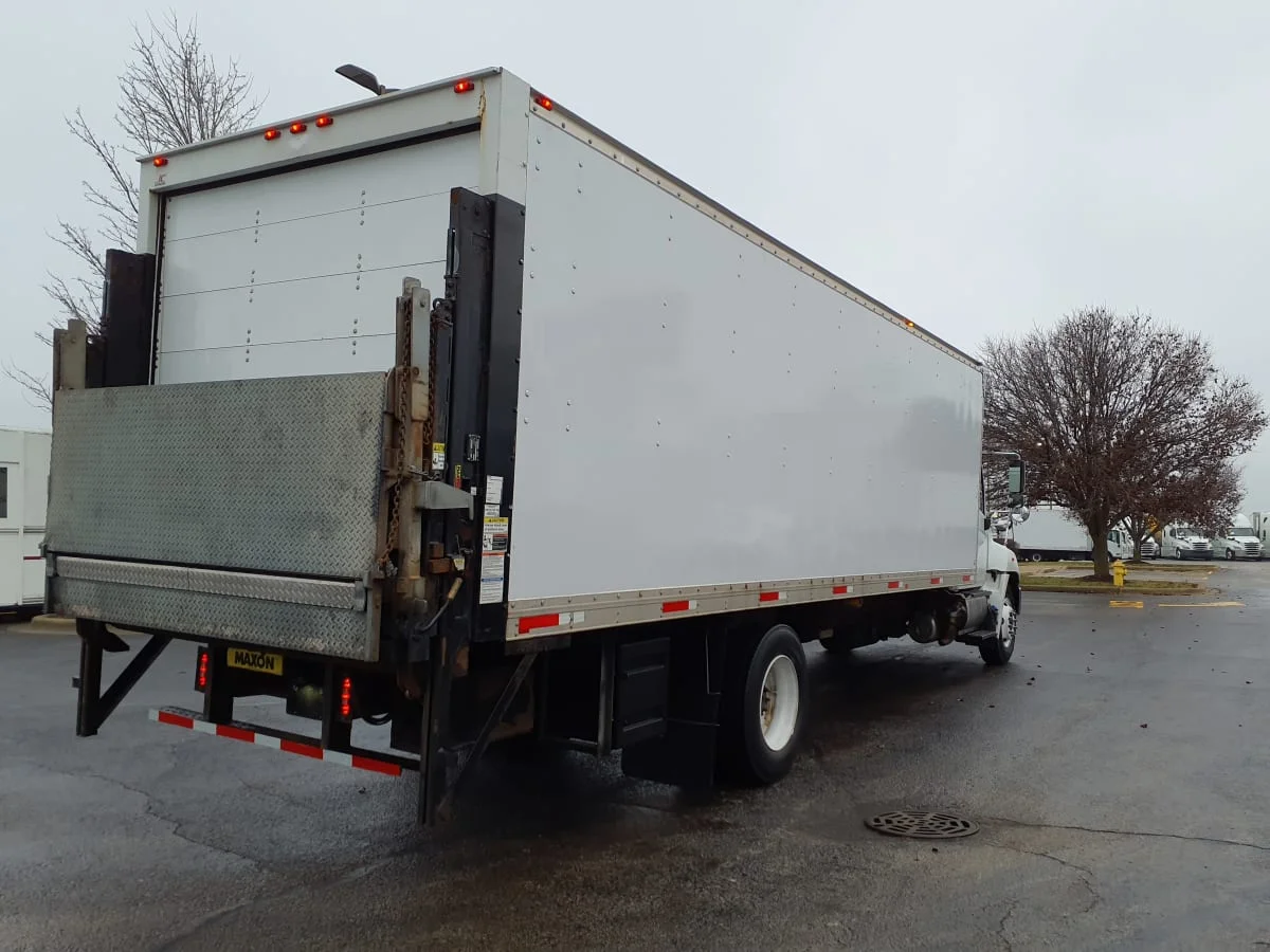 2016 Hino 338 - image 4