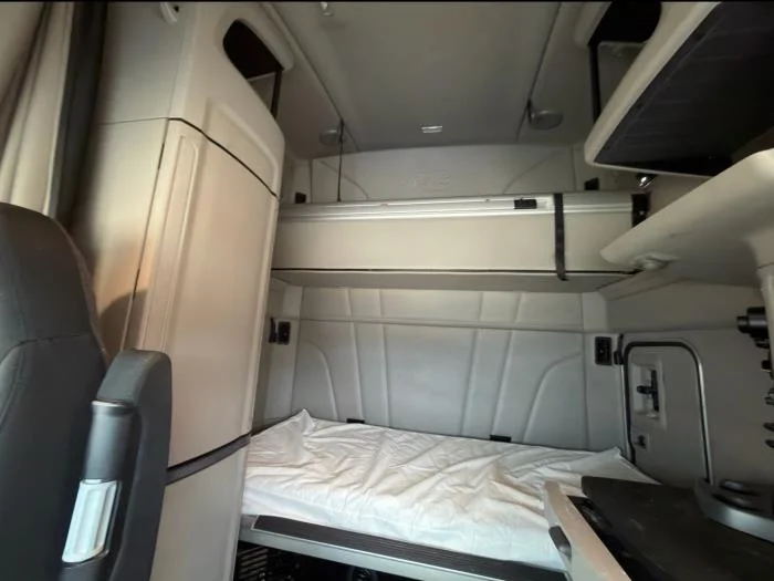 2022 Peterbilt 579 - image 13