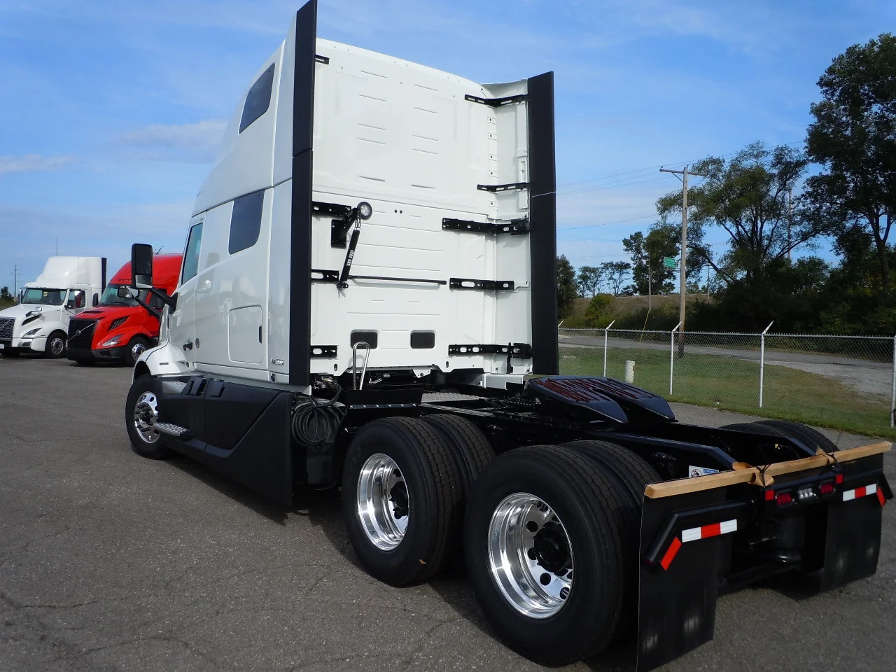 2026 Volvo VNL 860 in Gary, IN — photo 2