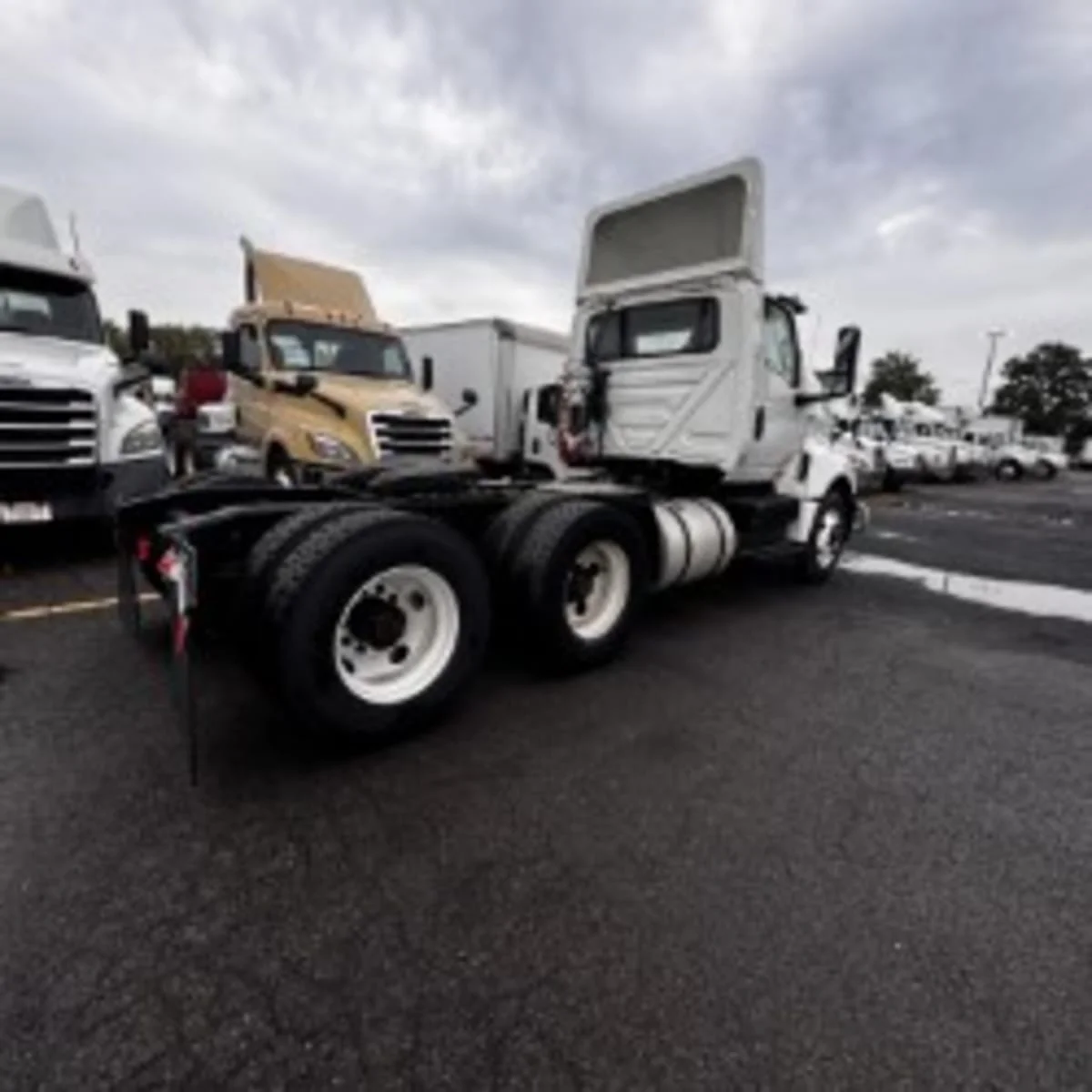 2019 International LT - image 4