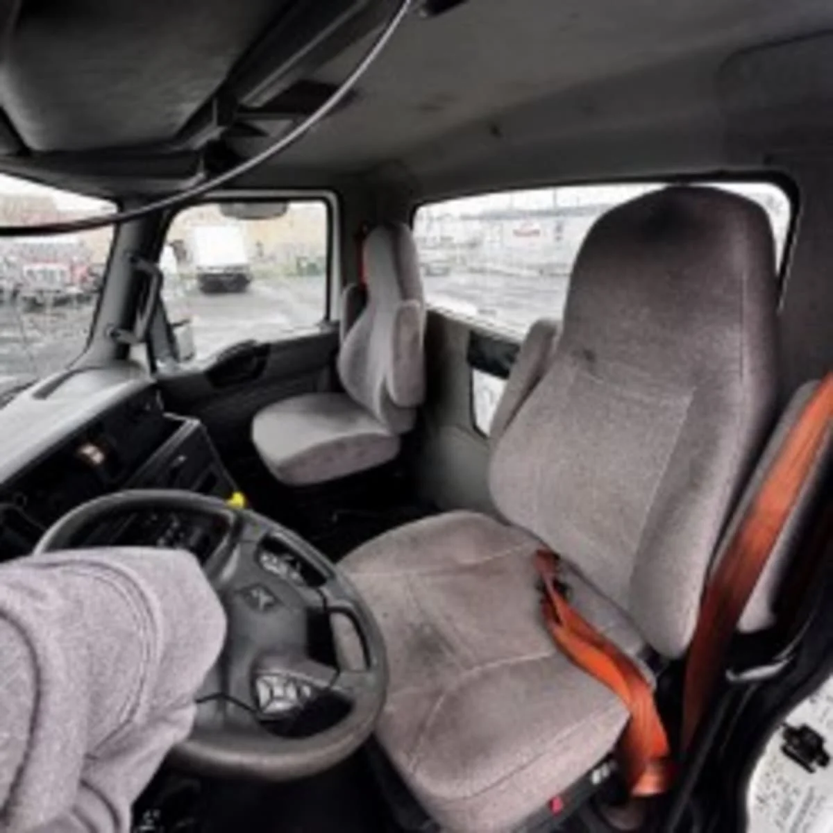 2019 International LT - image 7