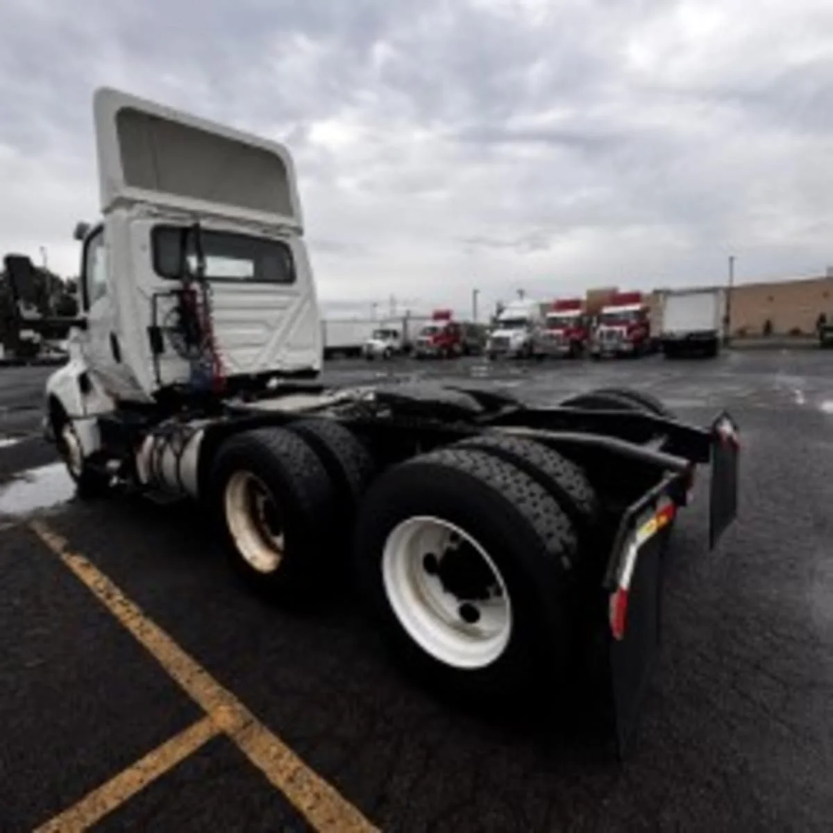 2019 International LT - image 6