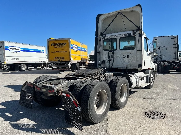 2019 Freightliner Cascadia in Indianapolis, IN — photo 7