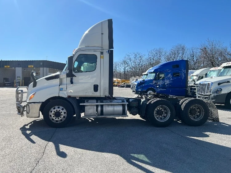 2019 Freightliner Cascadia in Indianapolis, IN — photo 4