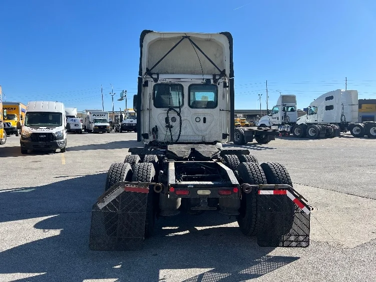 2019 Freightliner Cascadia in Indianapolis, IN — photo 6