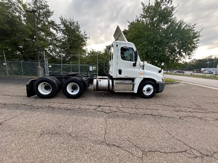 2019 Freightliner Cascadia in Knoxville, TN — photo 8