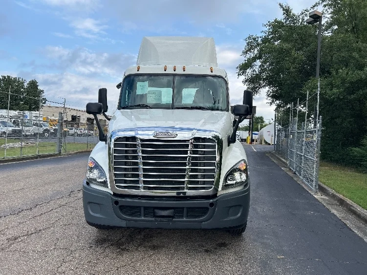 2019 Freightliner Cascadia in Knoxville, TN — photo 2
