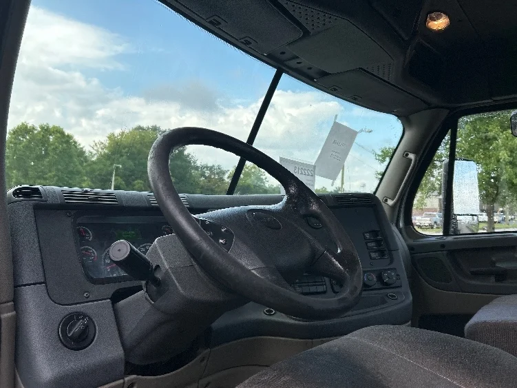 2019 Freightliner Cascadia in Knoxville, TN — photo 10
