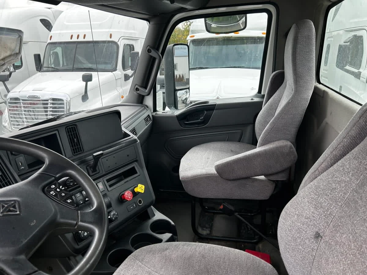 2018 International LT - image 7