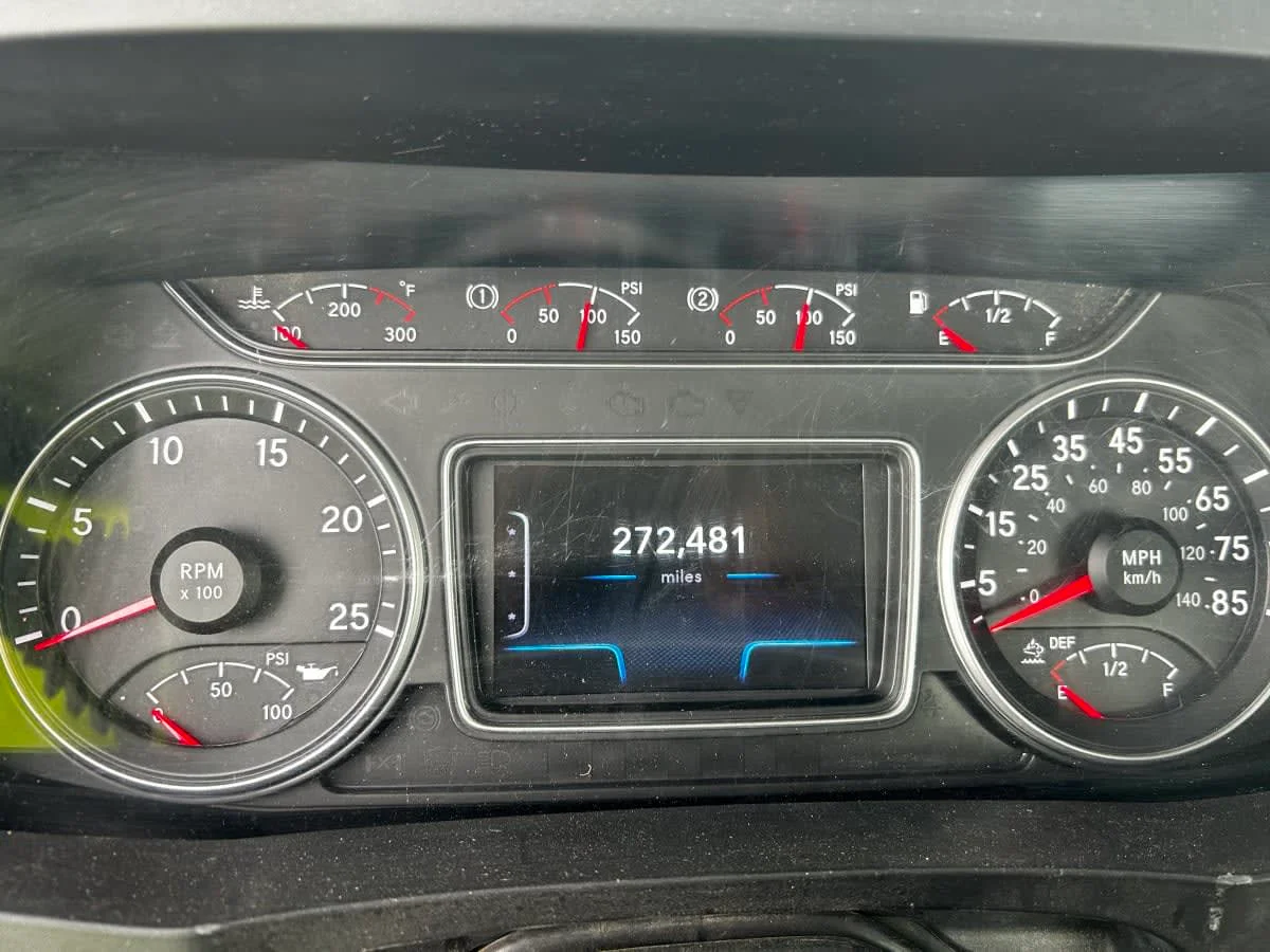 2018 International LT - image 9