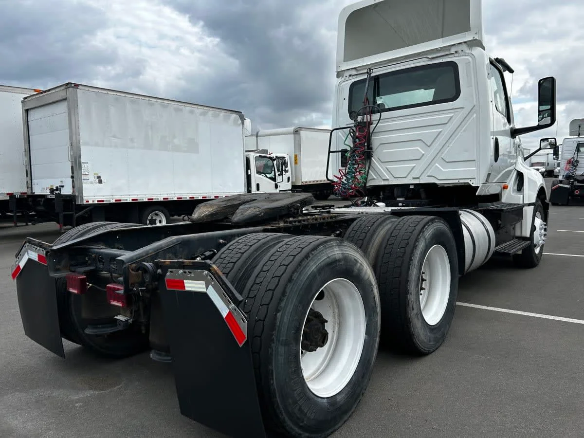 2018 International LT - image 4