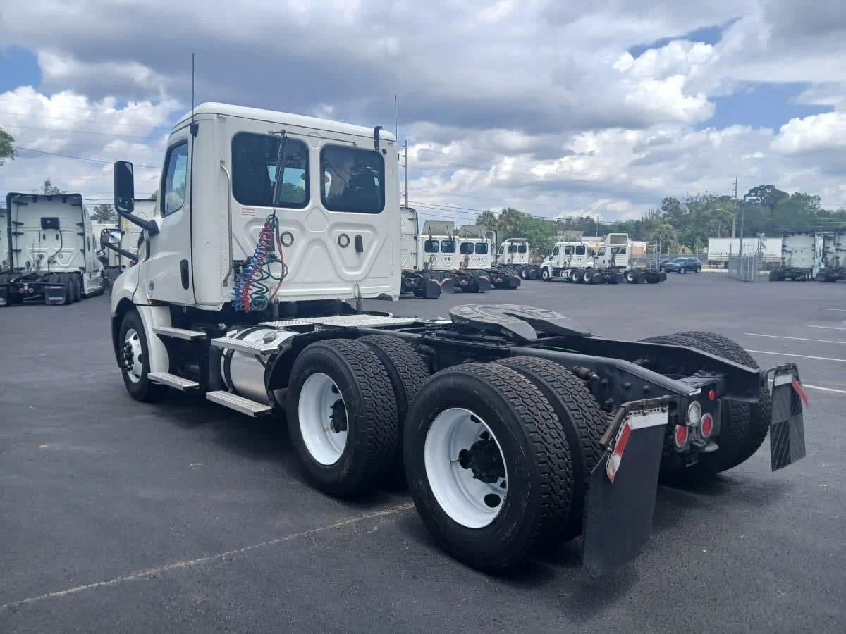 2020 Freightliner Cascadia in Jacksonville, FL — photo 6