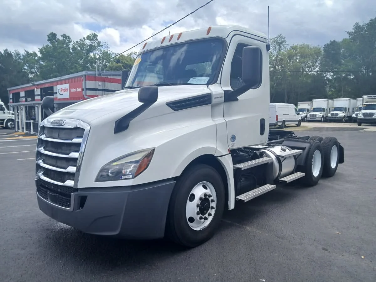 2020 Freightliner Cascadia in Jacksonville, FL — photo 2