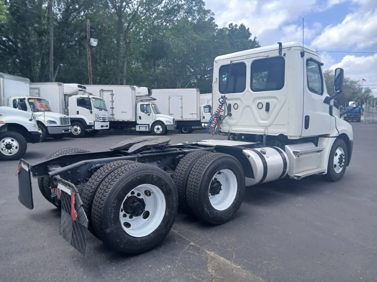 2020 Freightliner Cascadia in Jacksonville, FL — photo 4