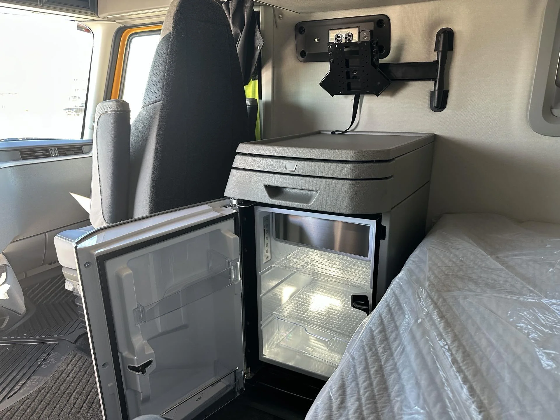 2026 Volvo VNL 860 - image 9