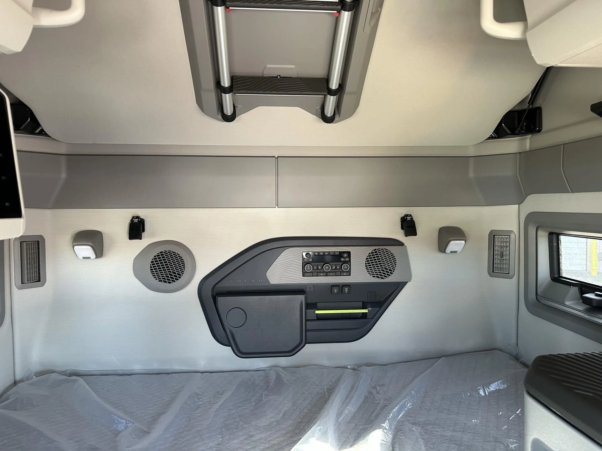 2026 Volvo VNL 860 - image 11