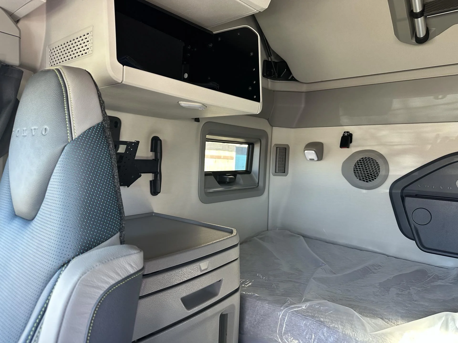 2026 Volvo VNL 860 - image 12