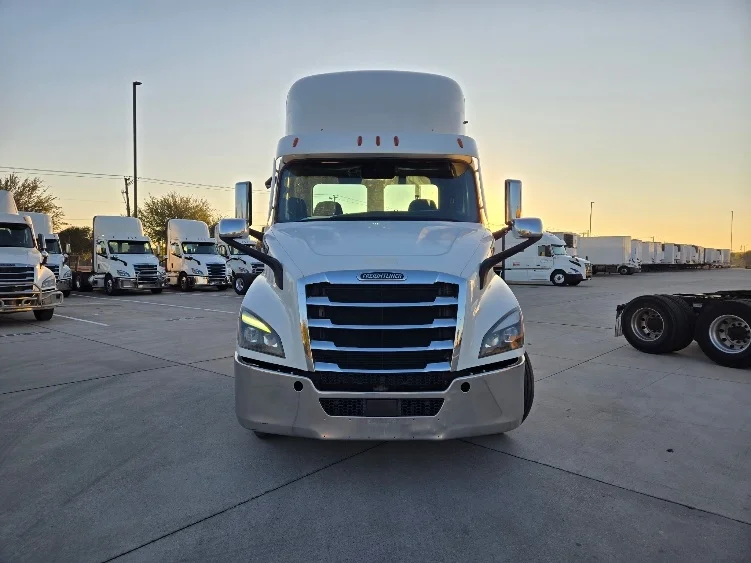 2021 Freightliner Cascadia - image 2