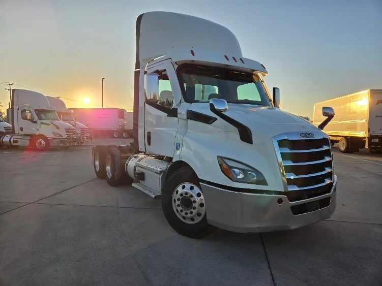 2021 Freightliner Cascadia in Arlington, TX
