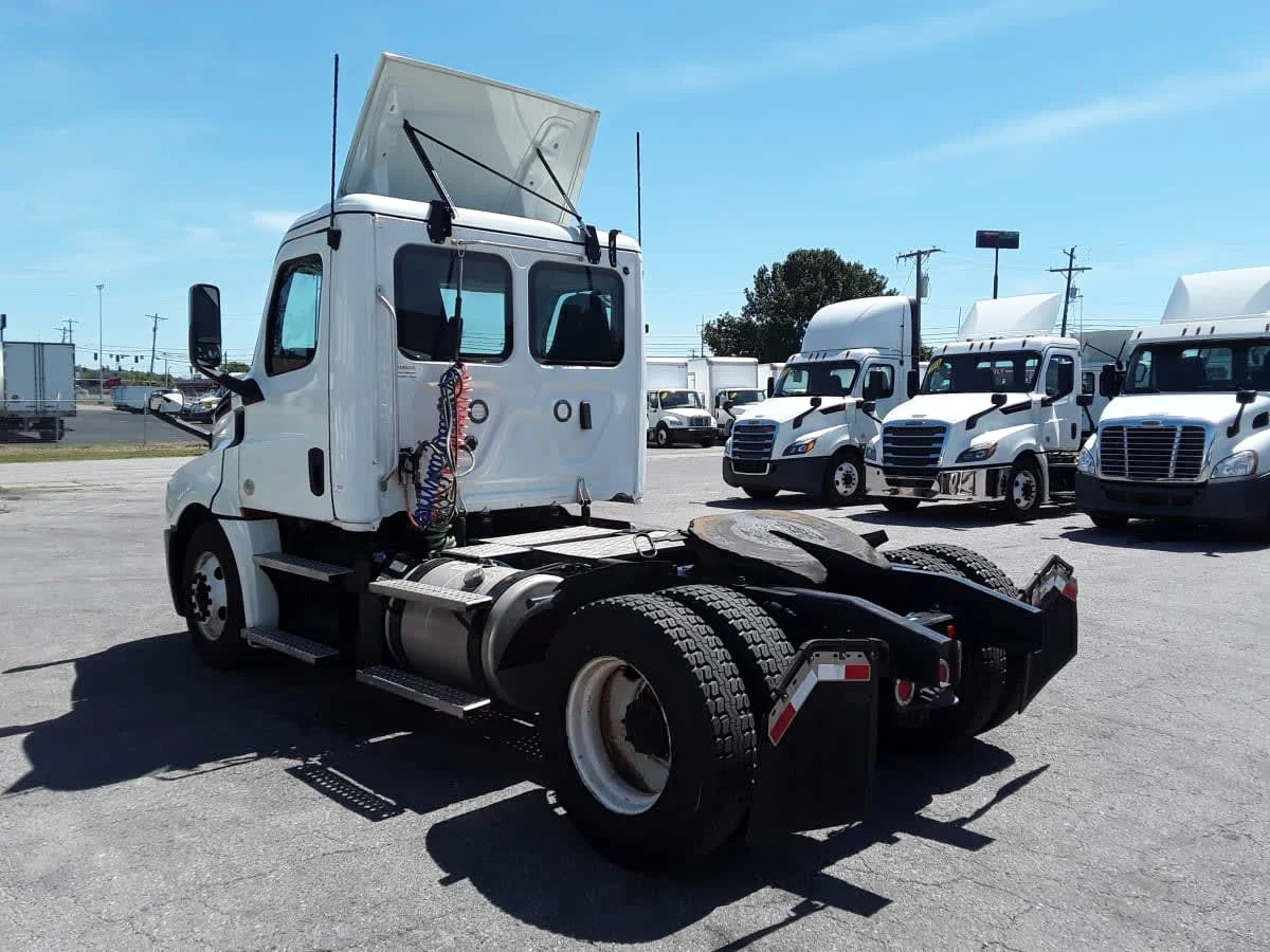 2020 Freightliner Cascadia in La Vergne, TN — photo 6