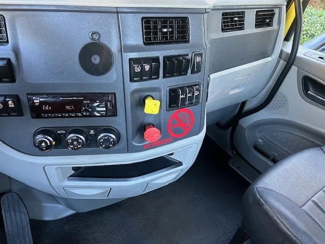 2021 Peterbilt 579 in Charlotte, NC — photo 16
