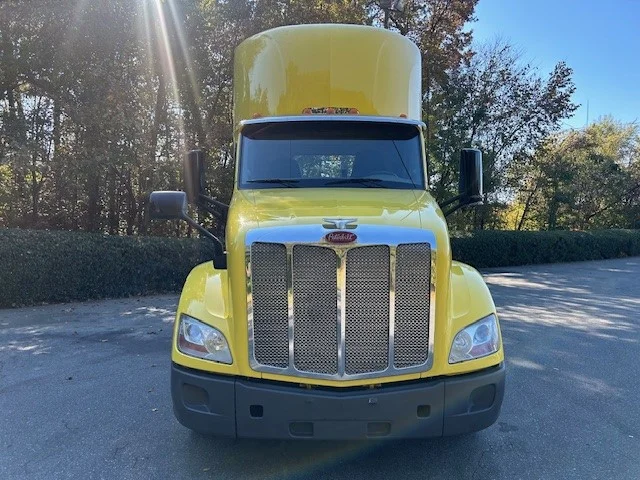 2021 Peterbilt 579 in Charlotte, NC — photo 2