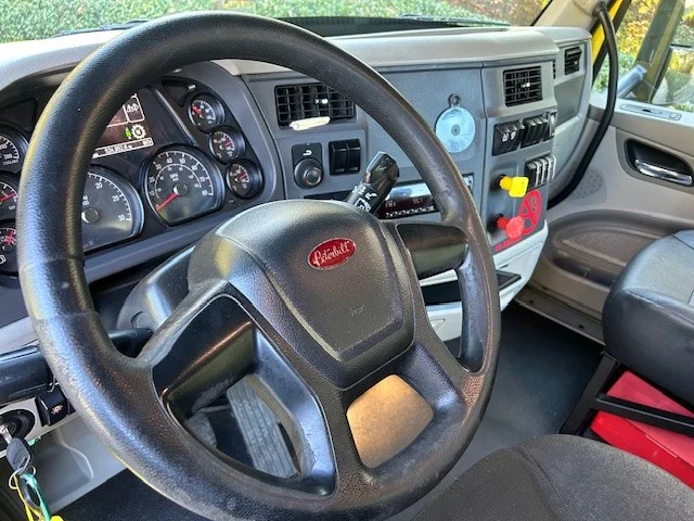 2021 Peterbilt 579 in Charlotte, NC — photo 11