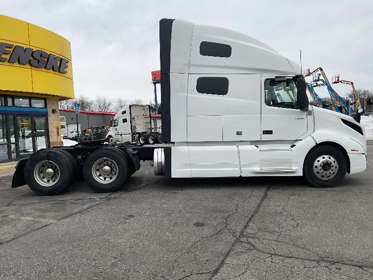 2022 Volvo VNL 760 - image 8