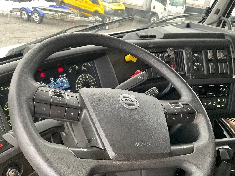2022 Volvo VNL 760 - image 10