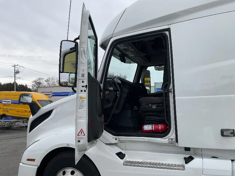 2022 Volvo VNL 760 - image 9