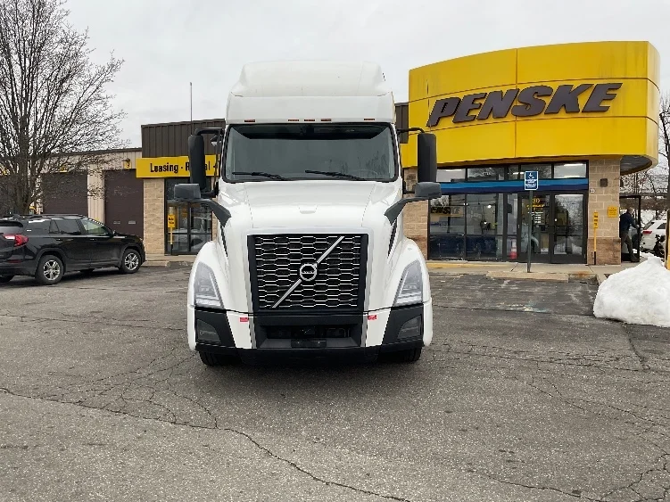 2022 Volvo VNL 760 - image 2