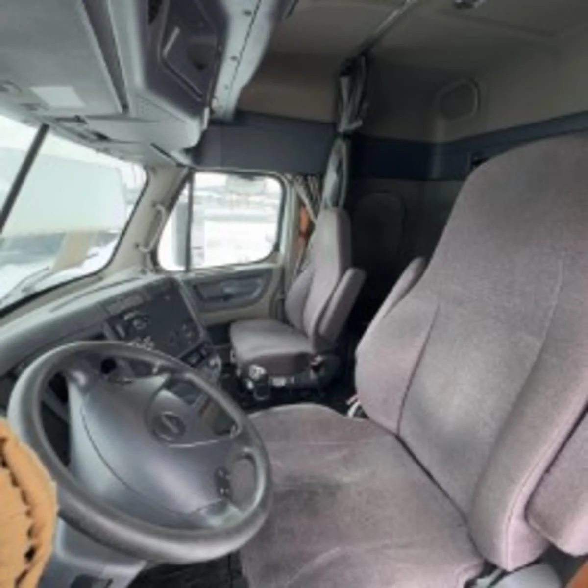 2019 Freightliner Cascadia - image 7