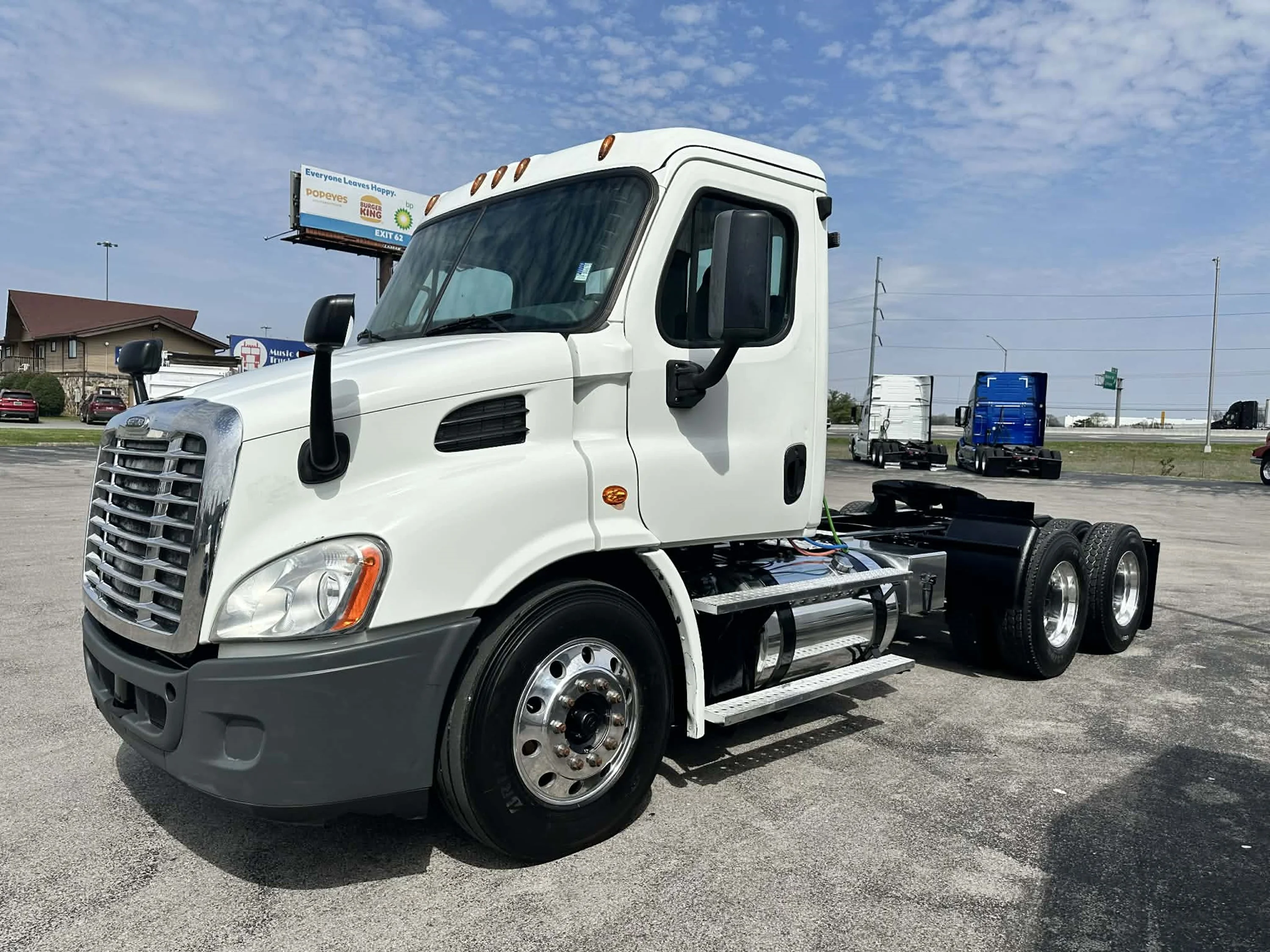 2017 Freightliner Cascadia - image 2