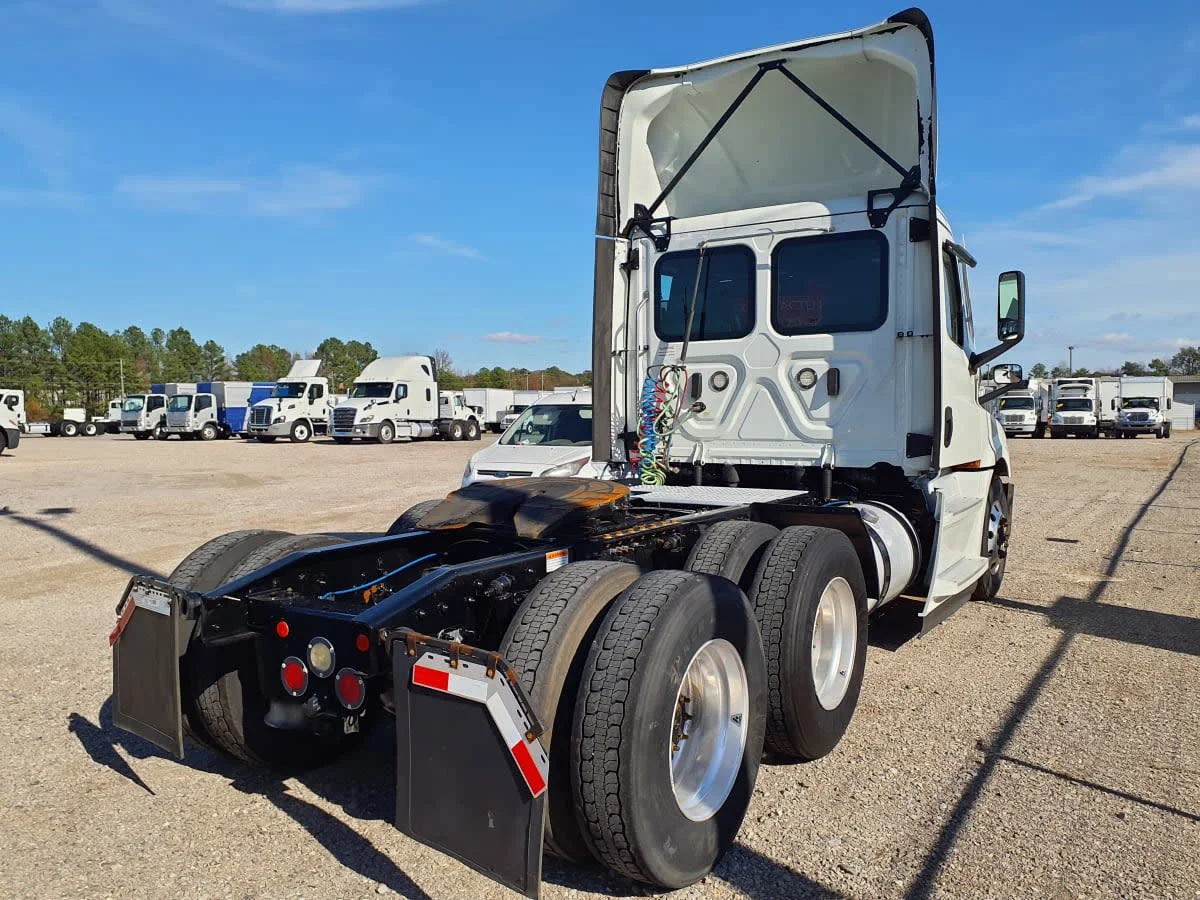 2020 Freightliner Cascadia in Birmingham, AL — photo 4