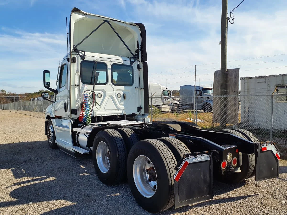 2020 Freightliner Cascadia in Birmingham, AL — photo 6