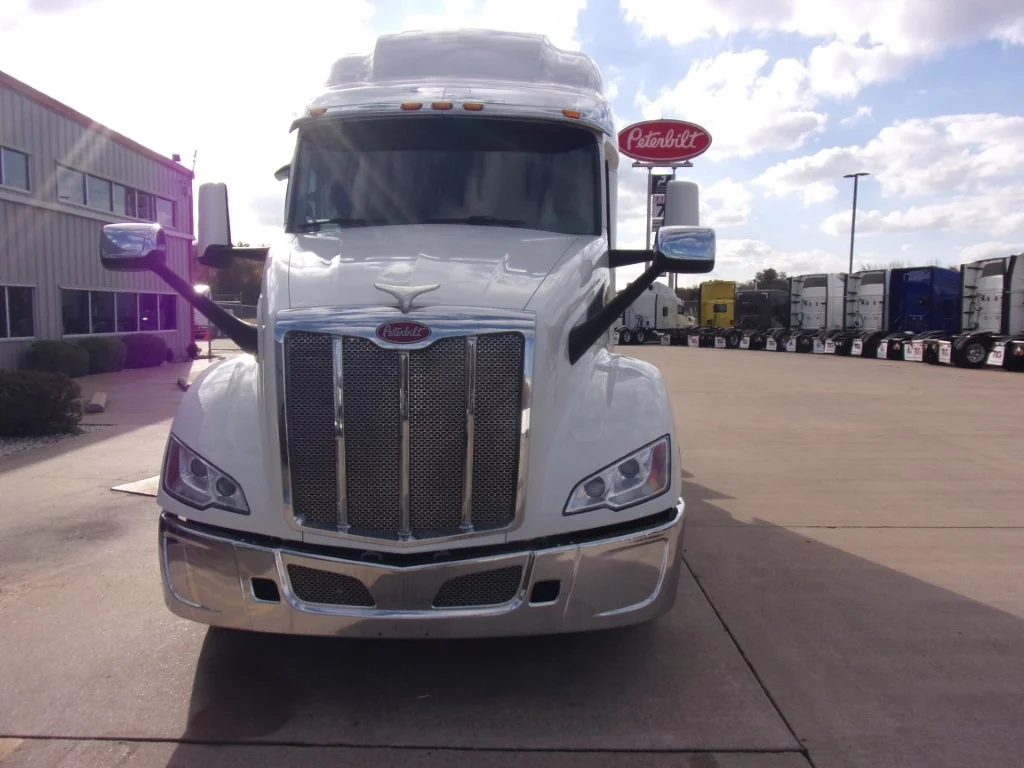 2023 Peterbilt 579 - image 2