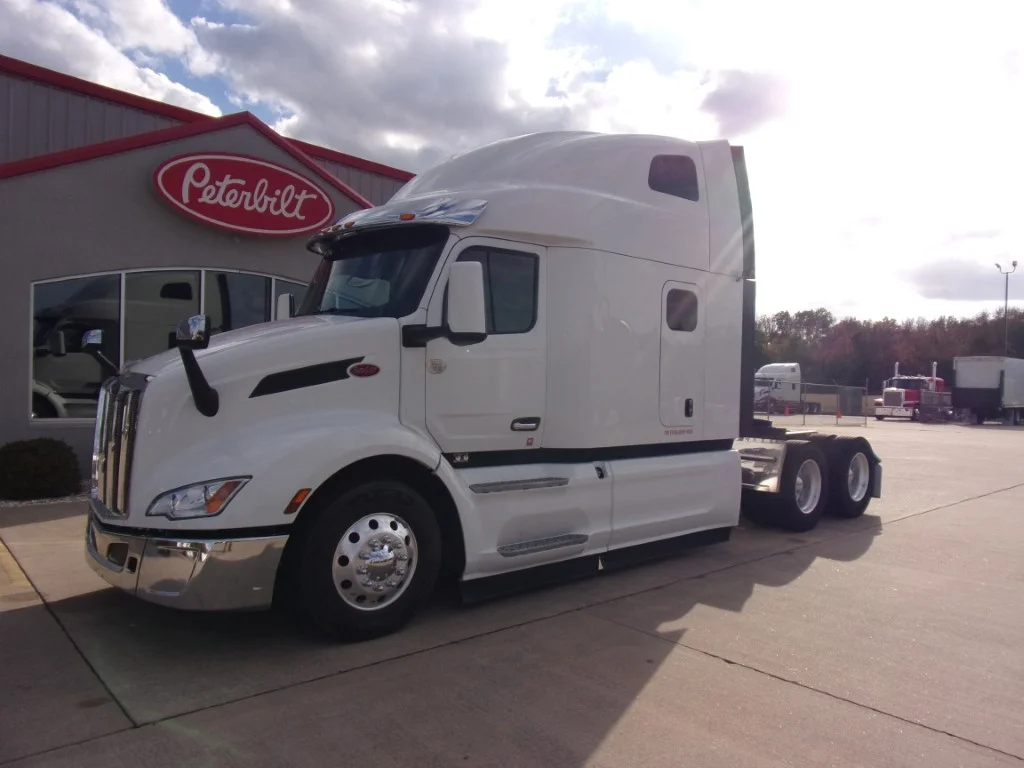 2023 Peterbilt 579 - image 1