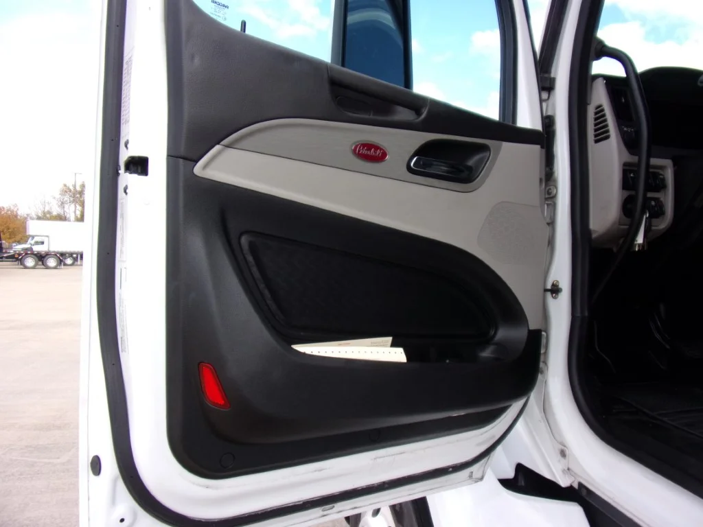 2023 Peterbilt 579 - image 13