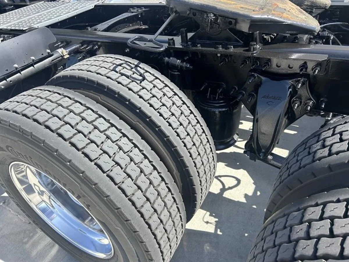 2023 Freightliner Cascadia — photo 8