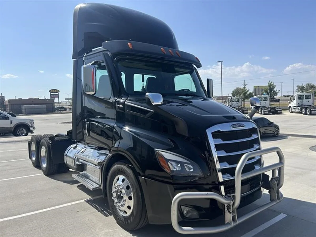 2023 Freightliner Cascadia — photo 2