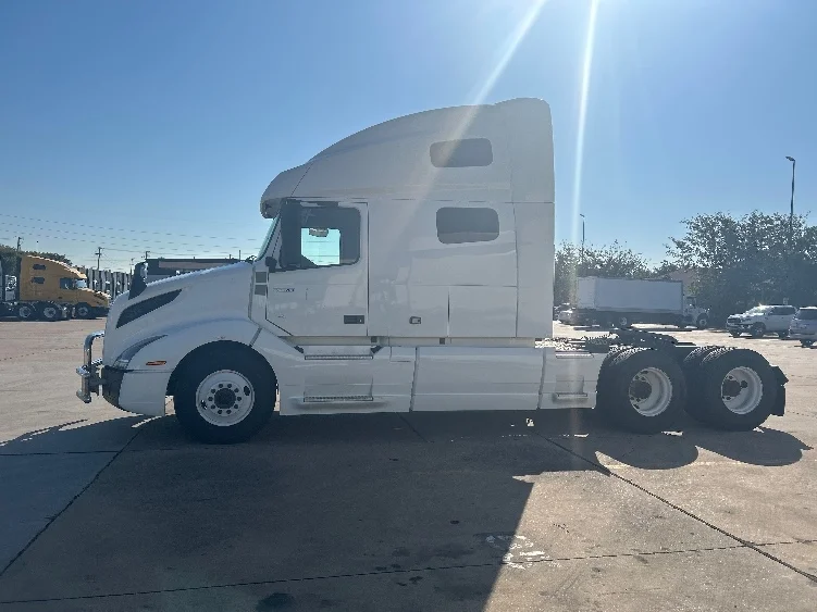 2022 Volvo VNL 760 - image 4