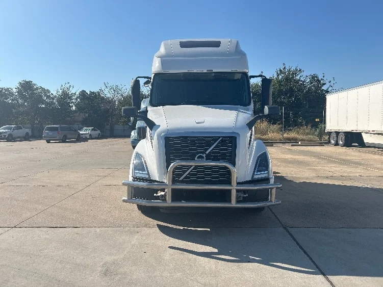 2022 Volvo VNL 760 - image 2