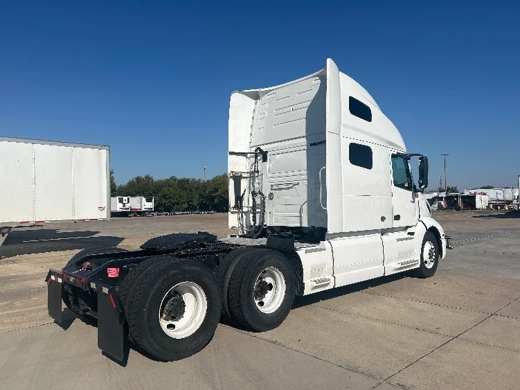 2022 Volvo VNL 760 - image 7