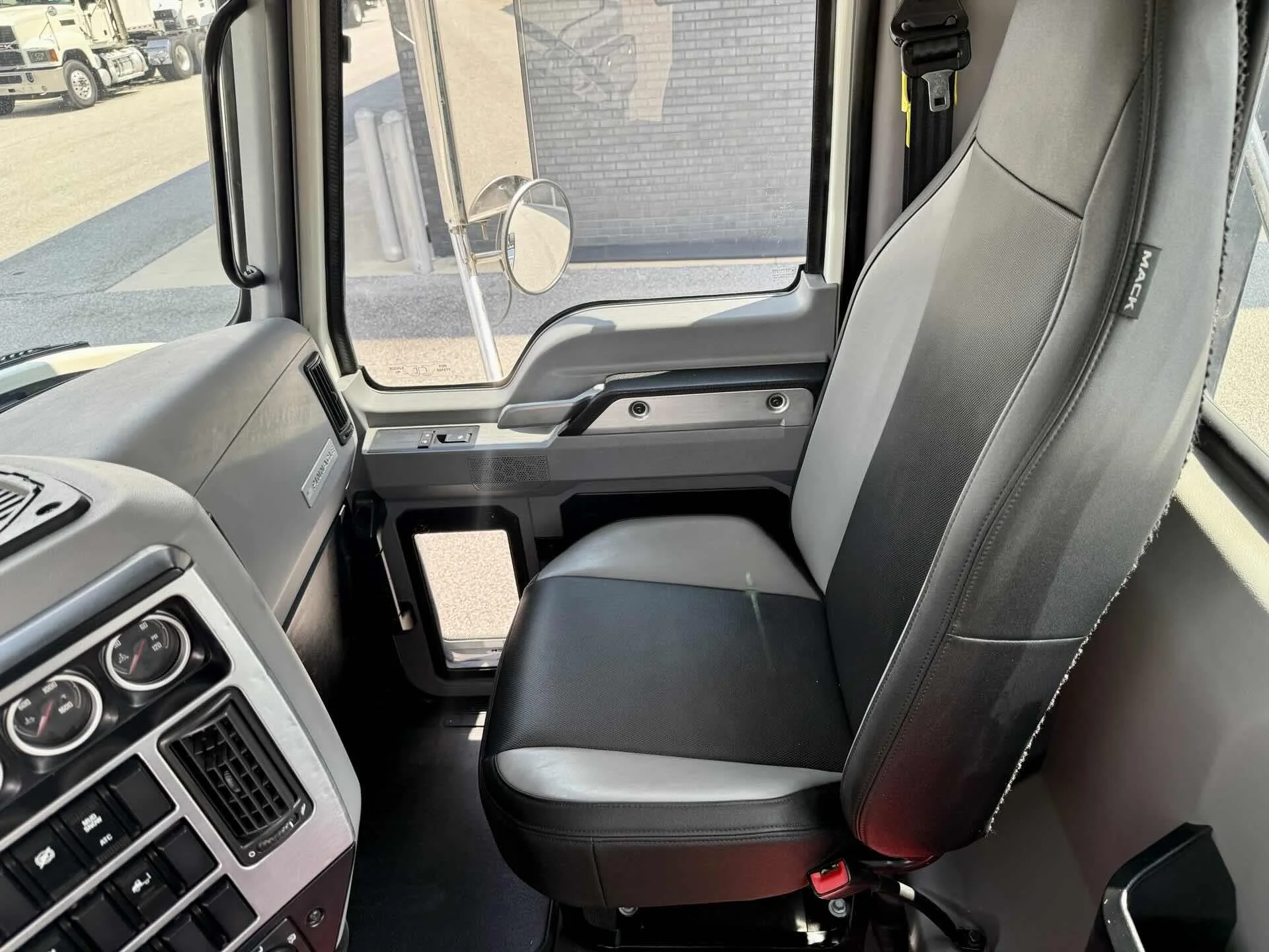2020 Mack Pinnacle in Duluth, GA — photo 15