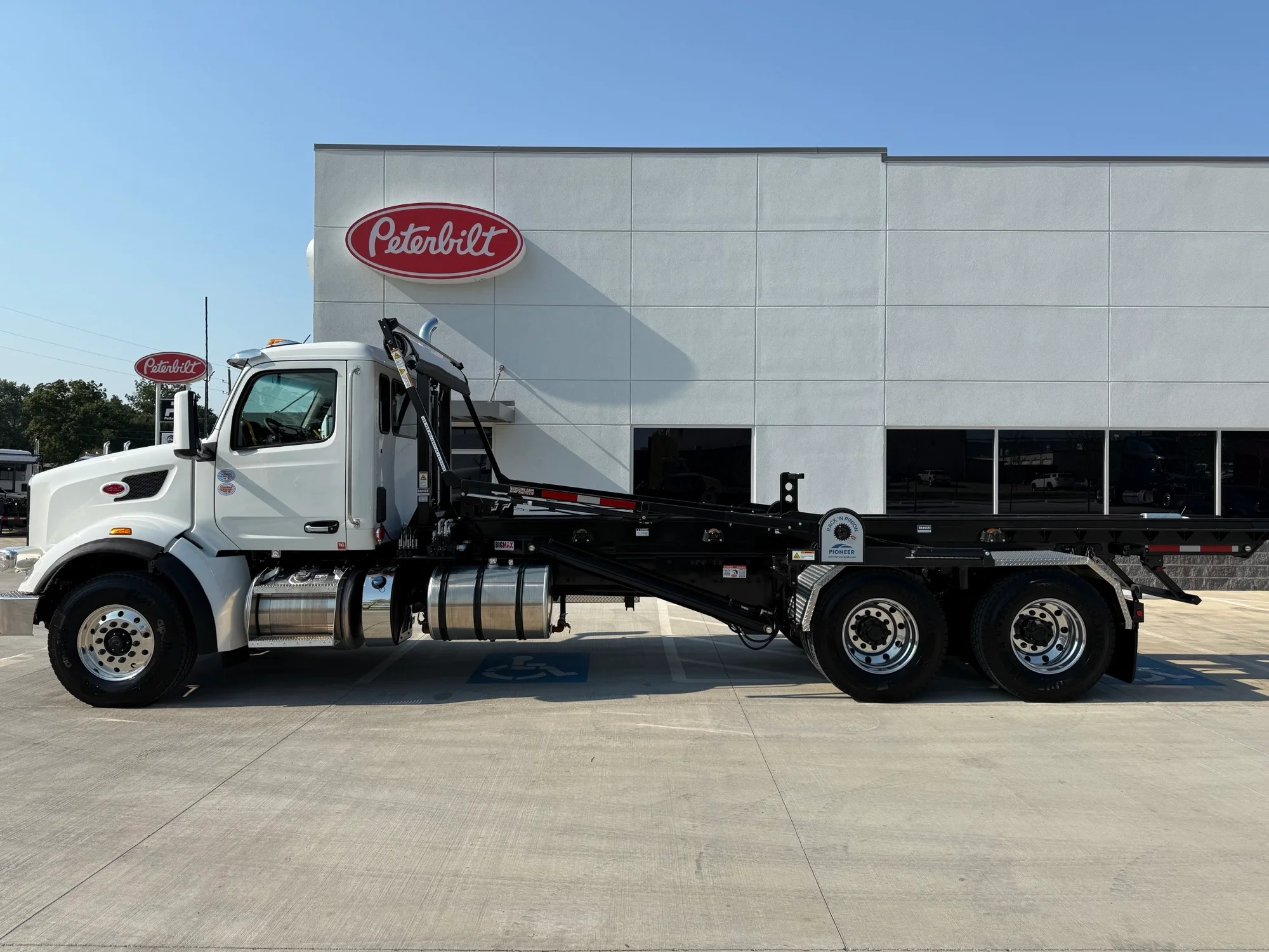 2025 Peterbilt 567 in Lowell, AR — photo 2