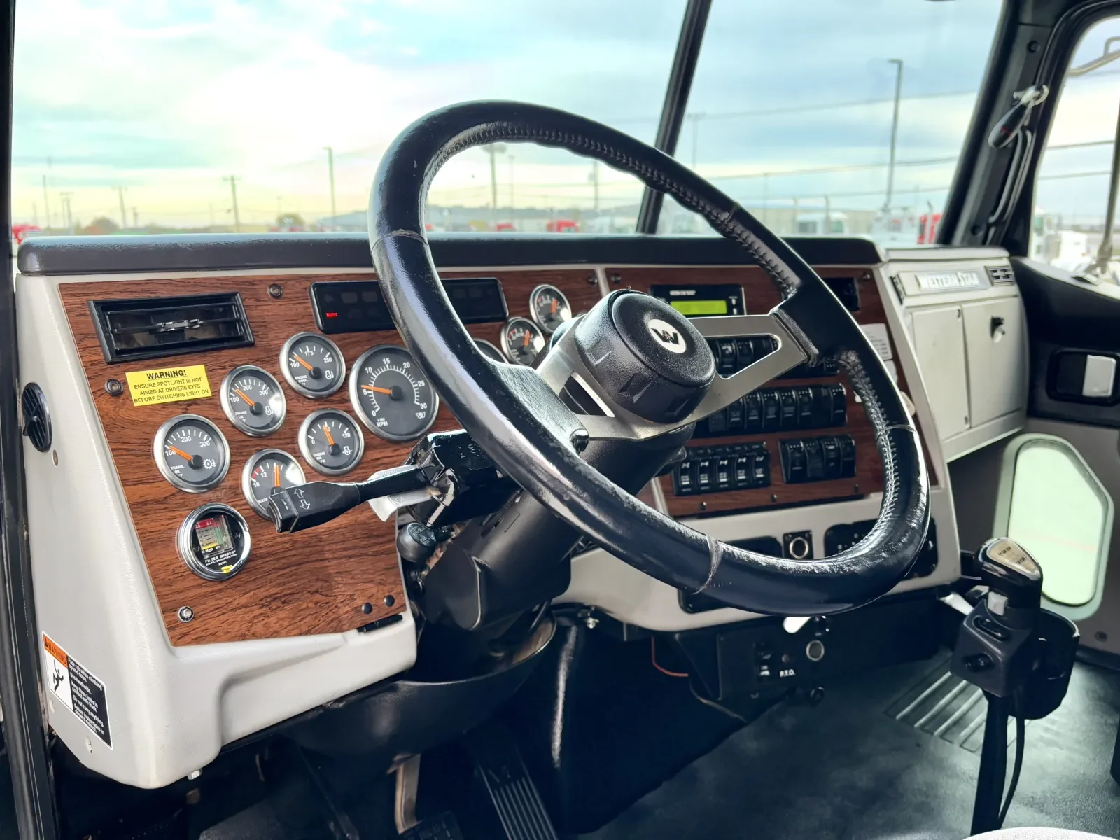 2013 Western Star 4900 in Hutchins, TX — photo 15
